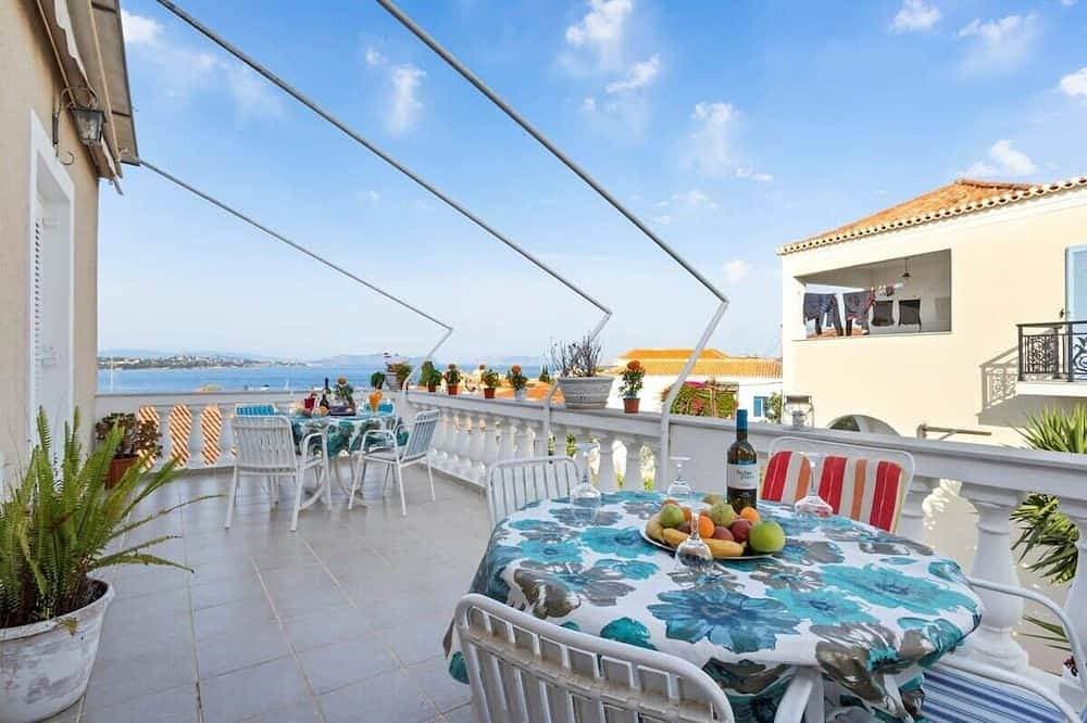 Foto 10 von 11: Mata, Feiertage in bunten Spetses