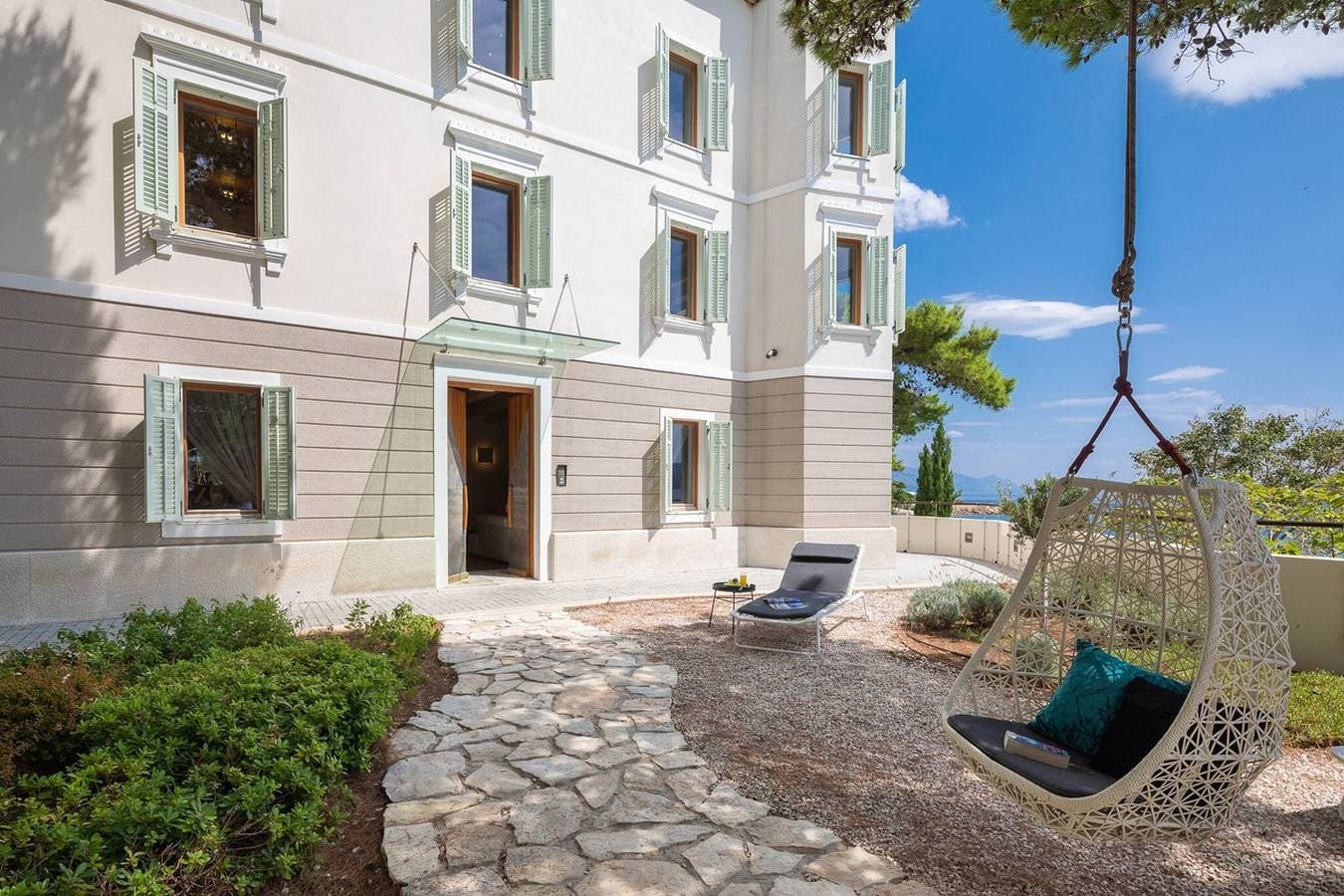 Foto 12 von 73: Luxury Beachfront Villa Sea Palace Omis with Pool