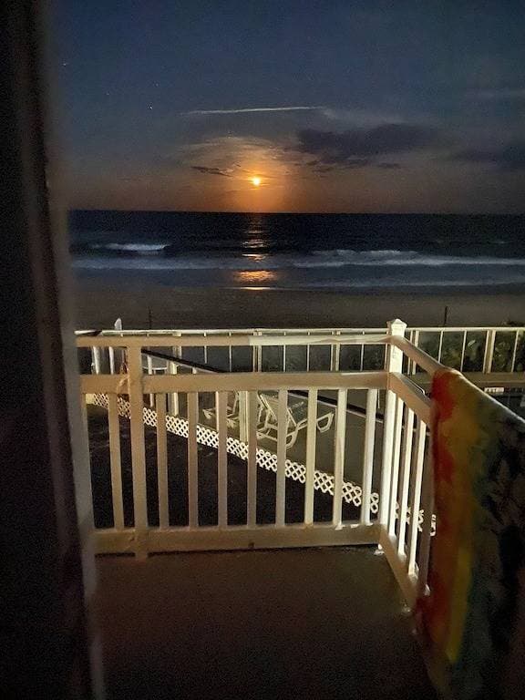 Foto 4 von 30: Oceanfront Studio - “also can’t get closer to the beach” View, comfy and clean!