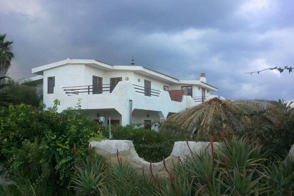 Foto 11 von 25: Schöne Wohnung in einer Villa, Privatstrand mit Sonnenschirmen und Liegen