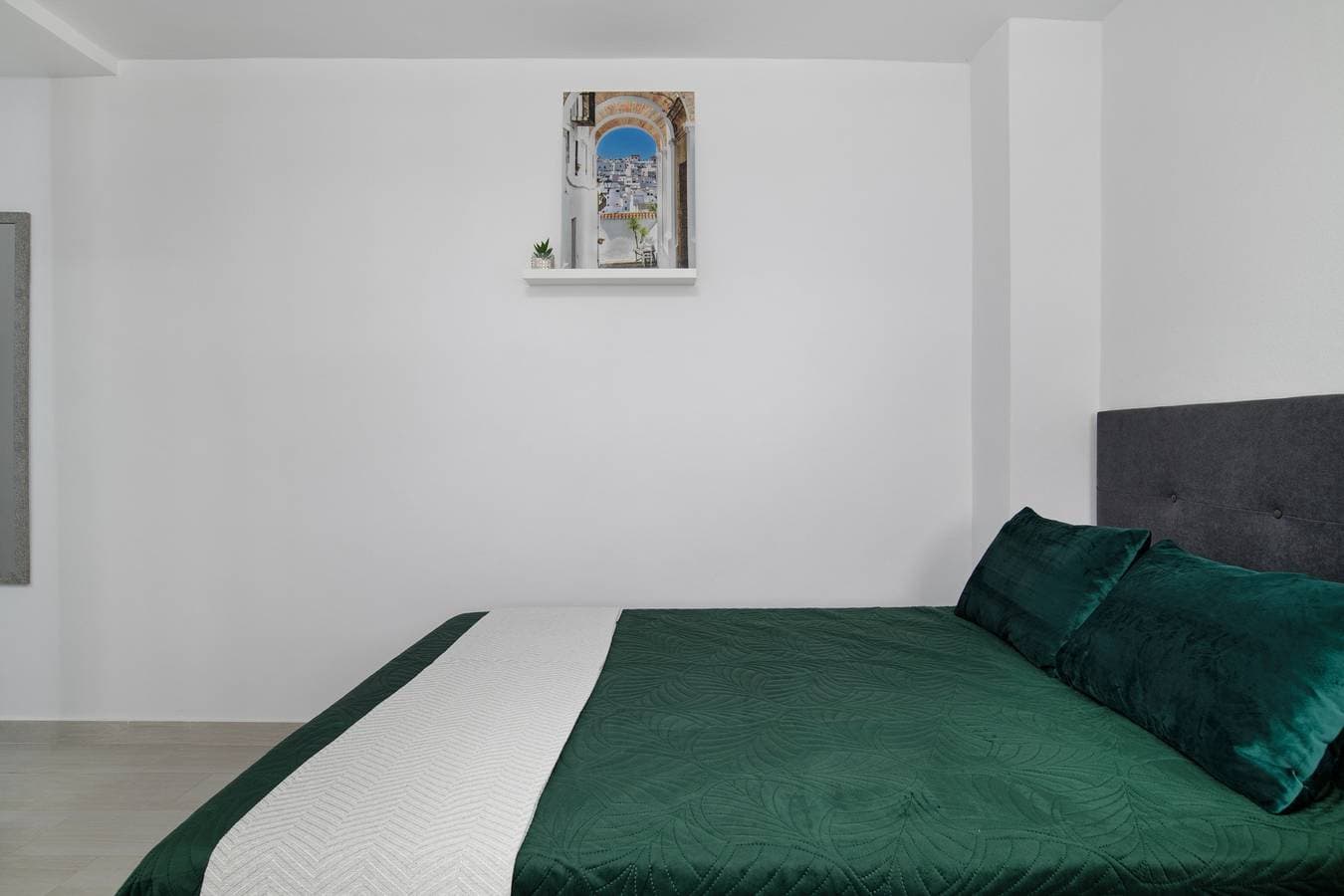 Foto 13 von 25: Einzimmerapartment 'Loft Marina' mit Gemeinschaftspool, WLAN und Klimaanlage