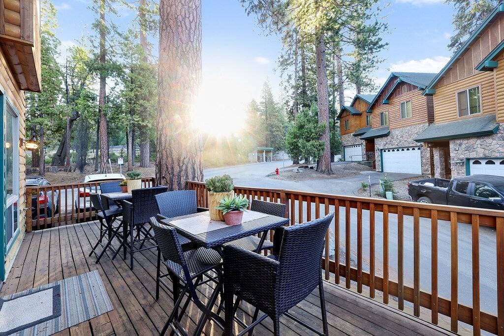 Foto 3 von 43: Mountain View Log Cabin w/ Deck & Fireplace