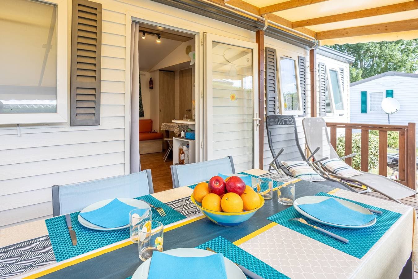 Foto 4 von 26: Mobilheim 'Ile D'Oleron' mit Gemeinschaftspool, privater Terrasse und Garten