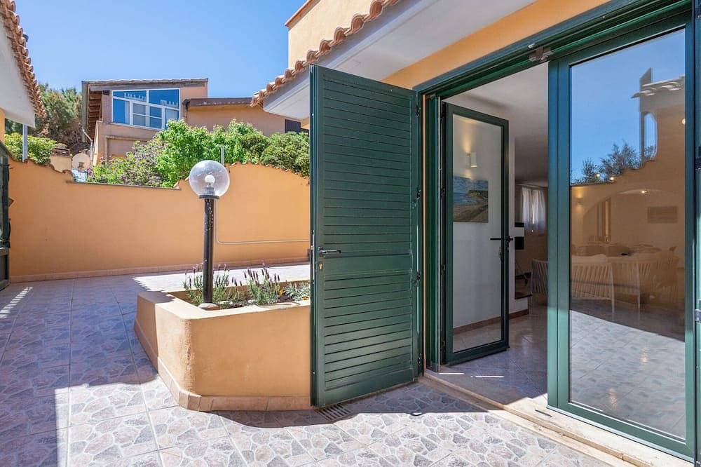 Foto 12 von 30: Just 50 steps from the beach: Vacation Home for 9 Guests & BBQ