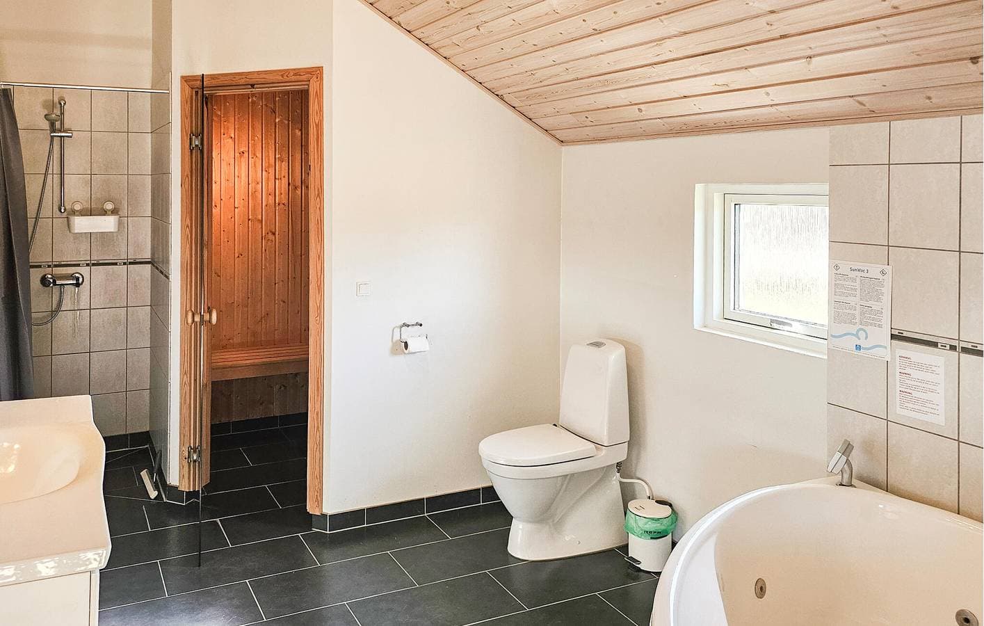 Foto 8 von 19: Ferienhaus für 8 Personen mit Whirlpool