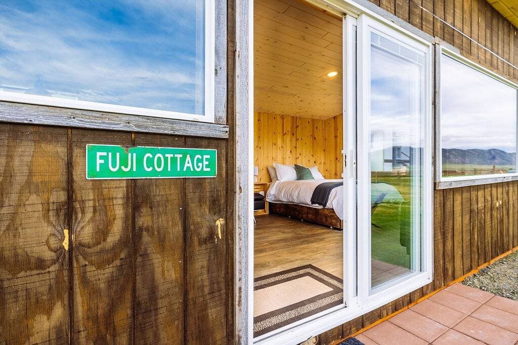 Foto 8 von 28: Off-grid tiny home in apple orchard with million-dollar mountain views!