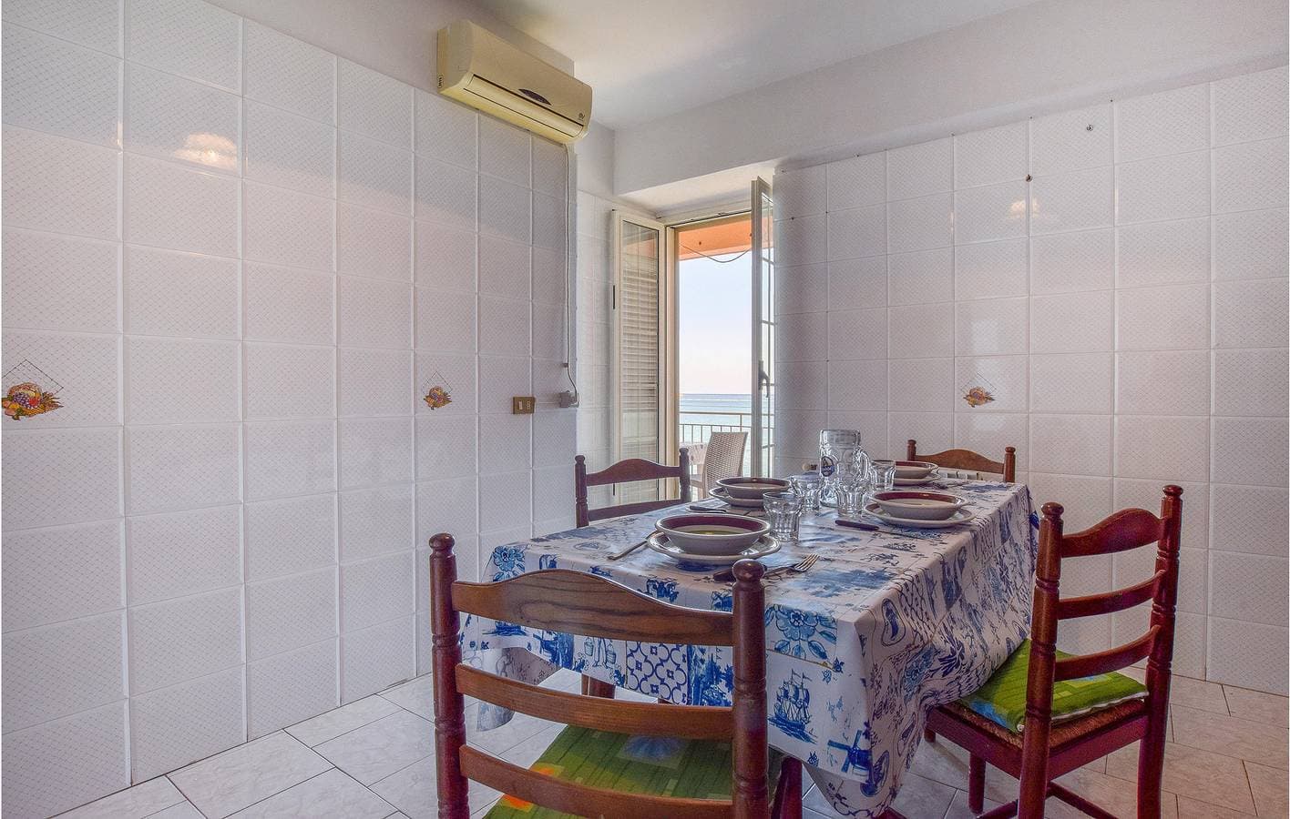 Foto 9 von 15: Strandnahe 90m² Wohnung: A/C, Parkplatz, Terrasse & WiFi