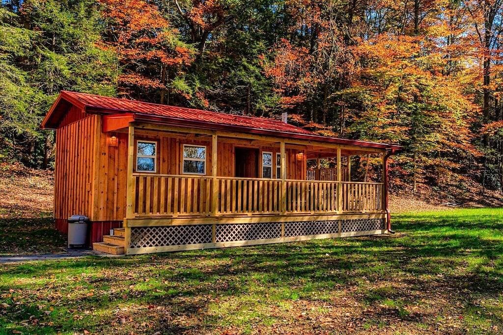 Foto 3 von 36: Cuddling On The Creek Couples only romantic \" Tiny Cabin\" retreat!!!!
