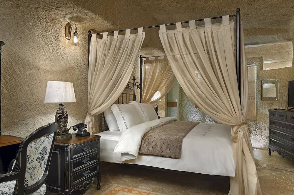 Foto 6 von 16: Historic Cave Room Retreat with Pool, Sauna & Elegant International Cuisines!