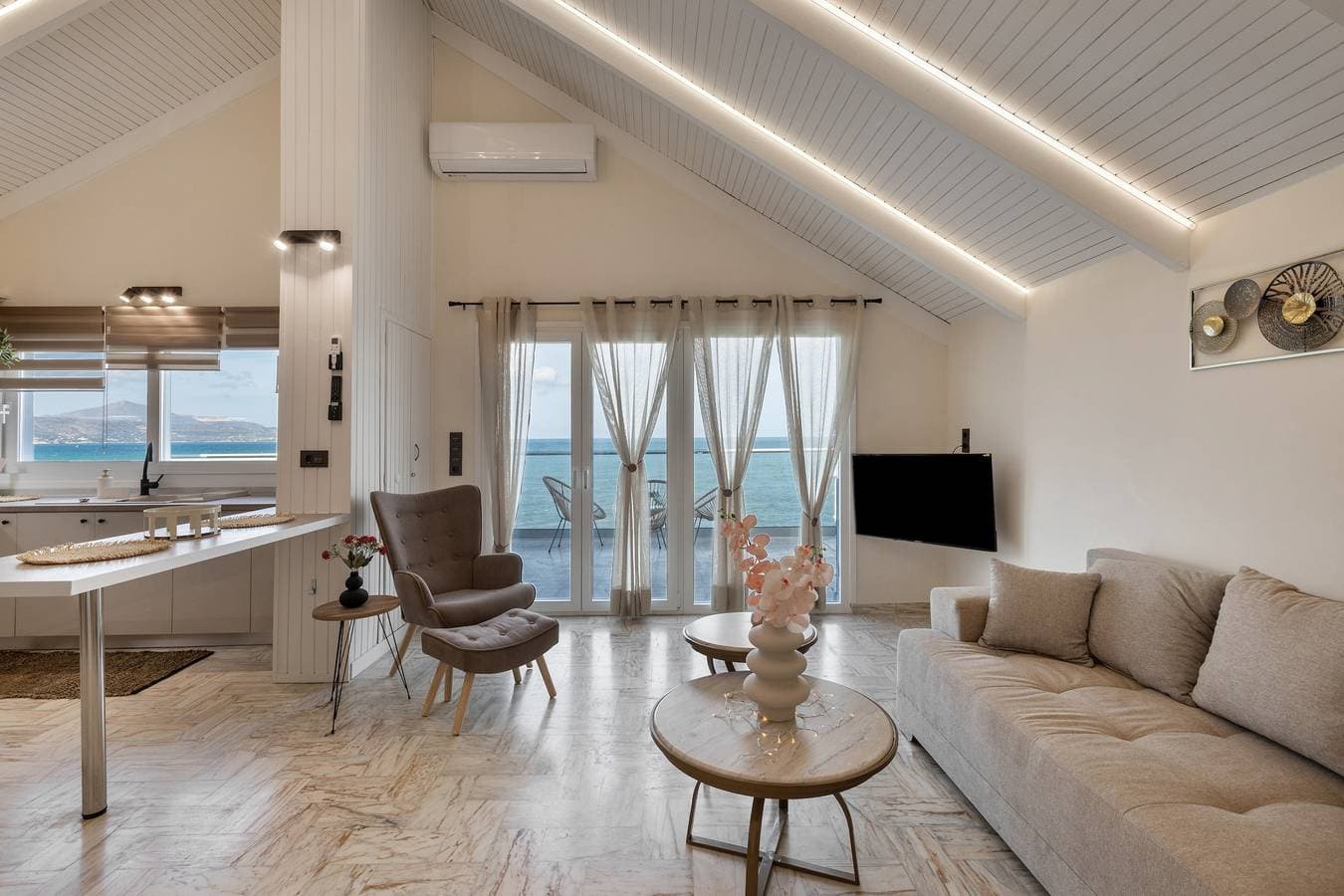 Foto 2 von 38: Mario Luxury Sea Front Penthouse mit Whirlpool – Casa di Mario, Kalyves, Kreta