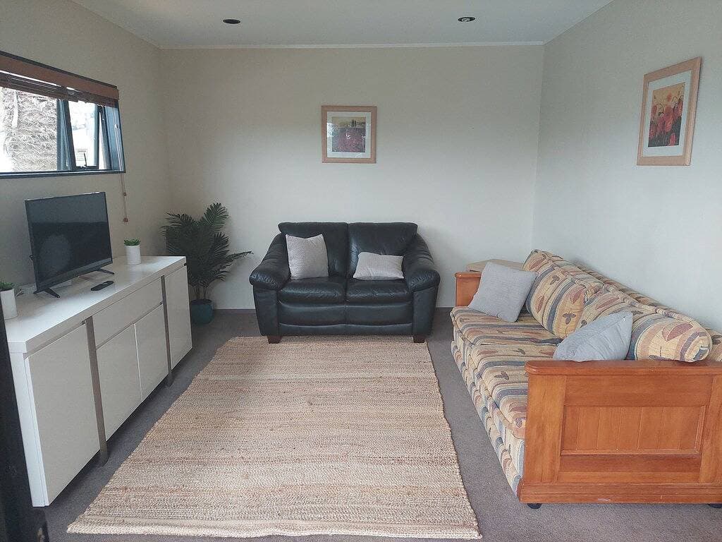 Foto 5 von 9: Self contained 1 bedroom. Livingroom doubles as bedroom with pullout double bed.