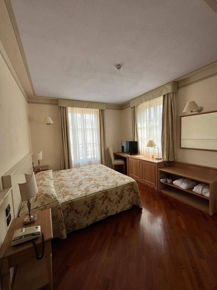 Foto 7 von 8: Double or Twin Room - Disability Bathroom