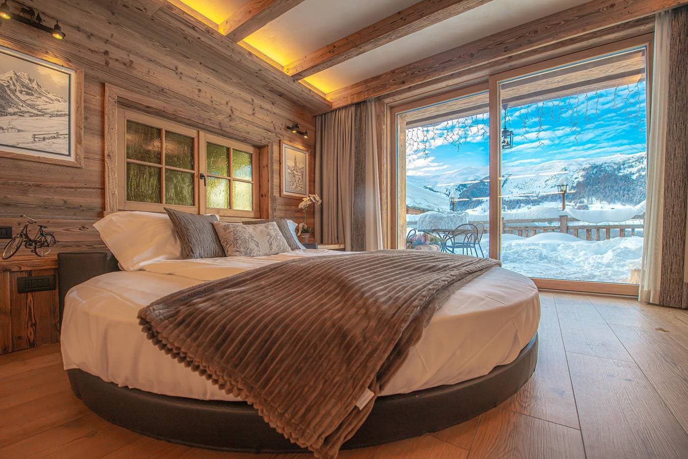 Foto 3 von 44: 'Le Chalet Suite' mit Bergblick, privater Terrasse und WLAN