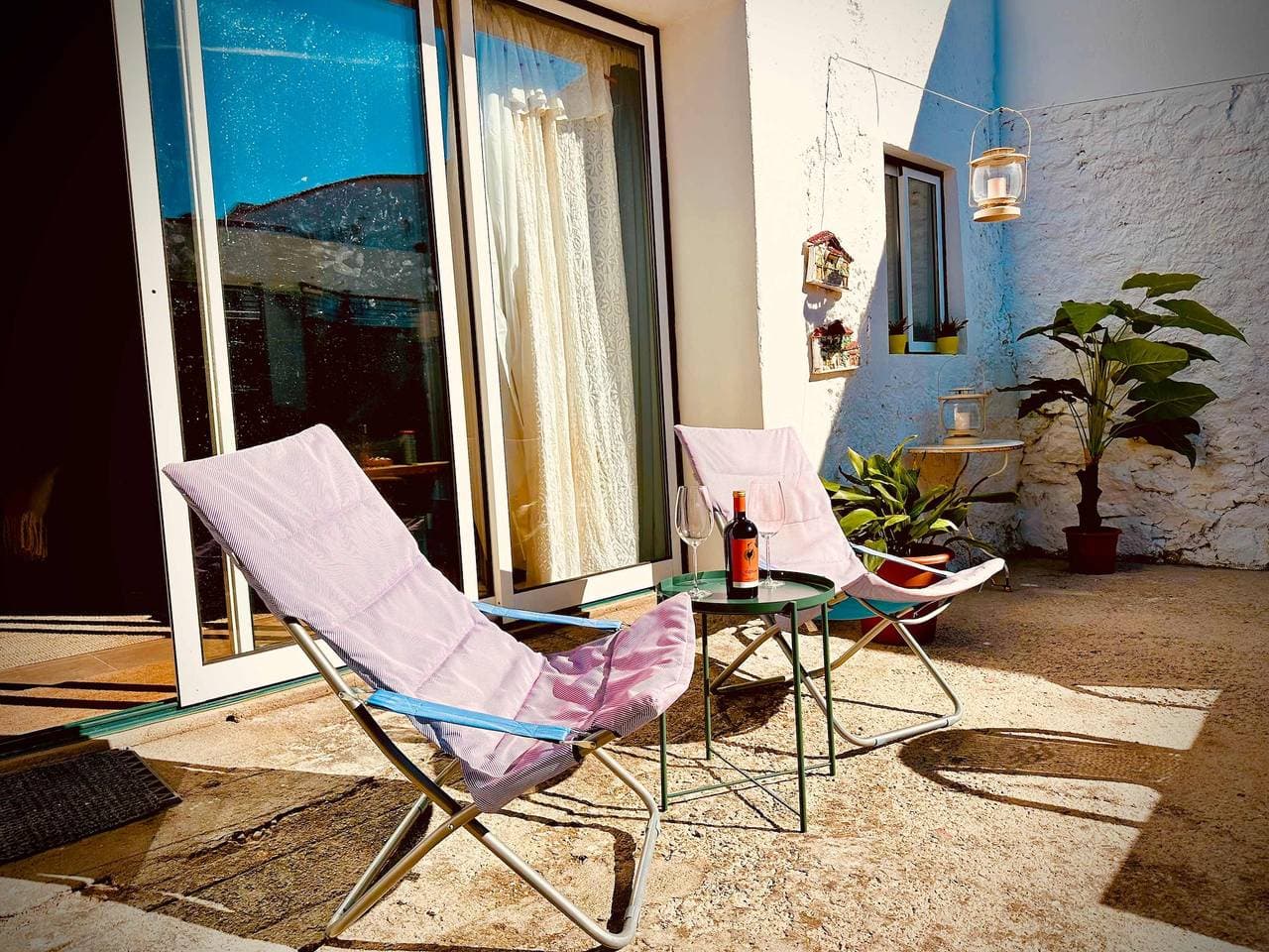 Foto 4 von 48: Charming Wine Cellar Loft with Terrace, Pizza Oven & Fireplace â 15 min to the Beach