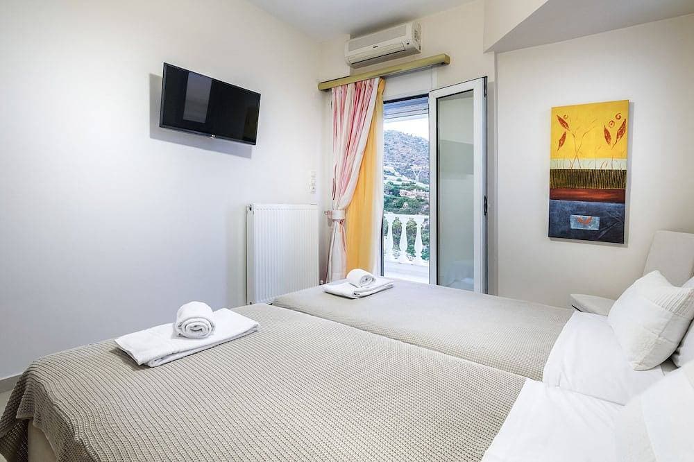 Foto 7 von 23: A seafront villa with swimming pool