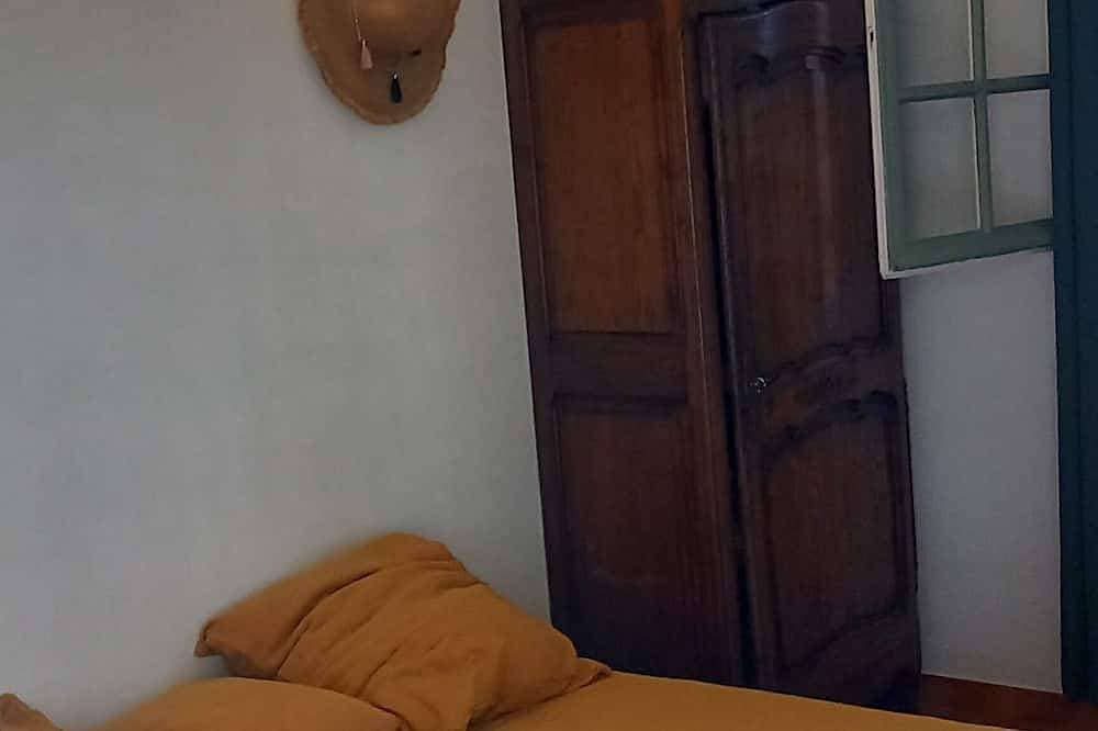 Foto 8 von 30: Bedroom and bathroom with summer kitchen, 12-minute walk to beach