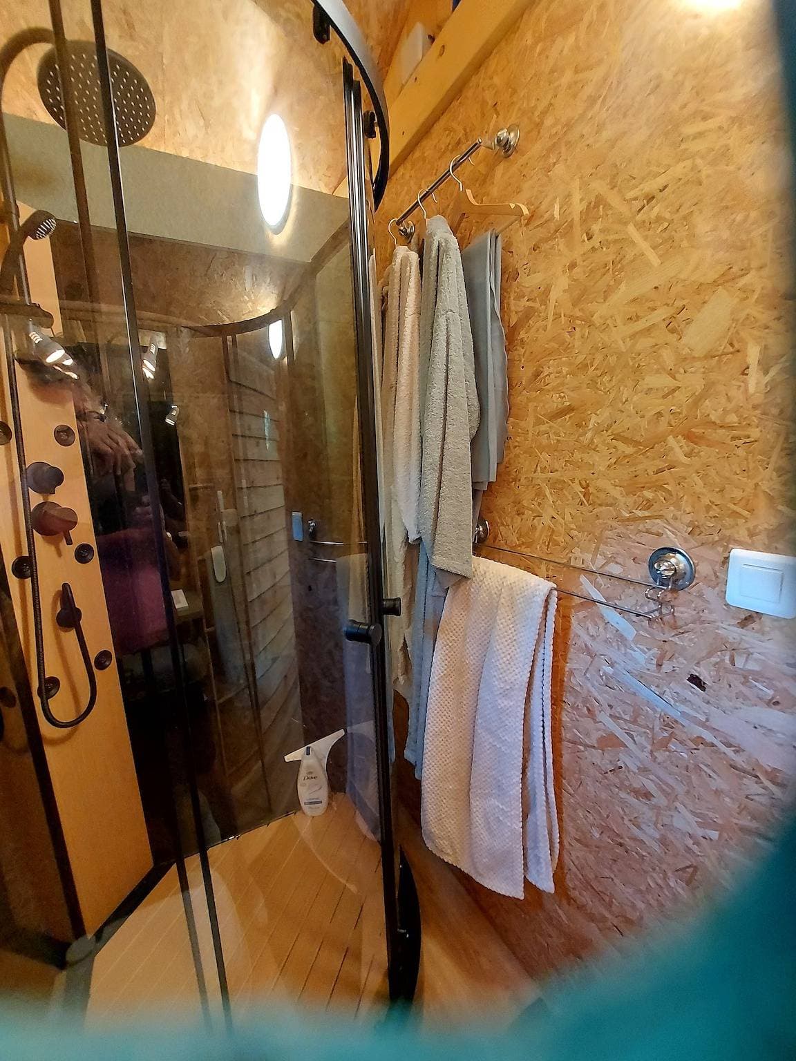 Foto 7 von 25: Chalet „Mitten in der Natur“ mit privater Terrasse, ruhiger Lage, Gemeinschaftsgarten & WLAN