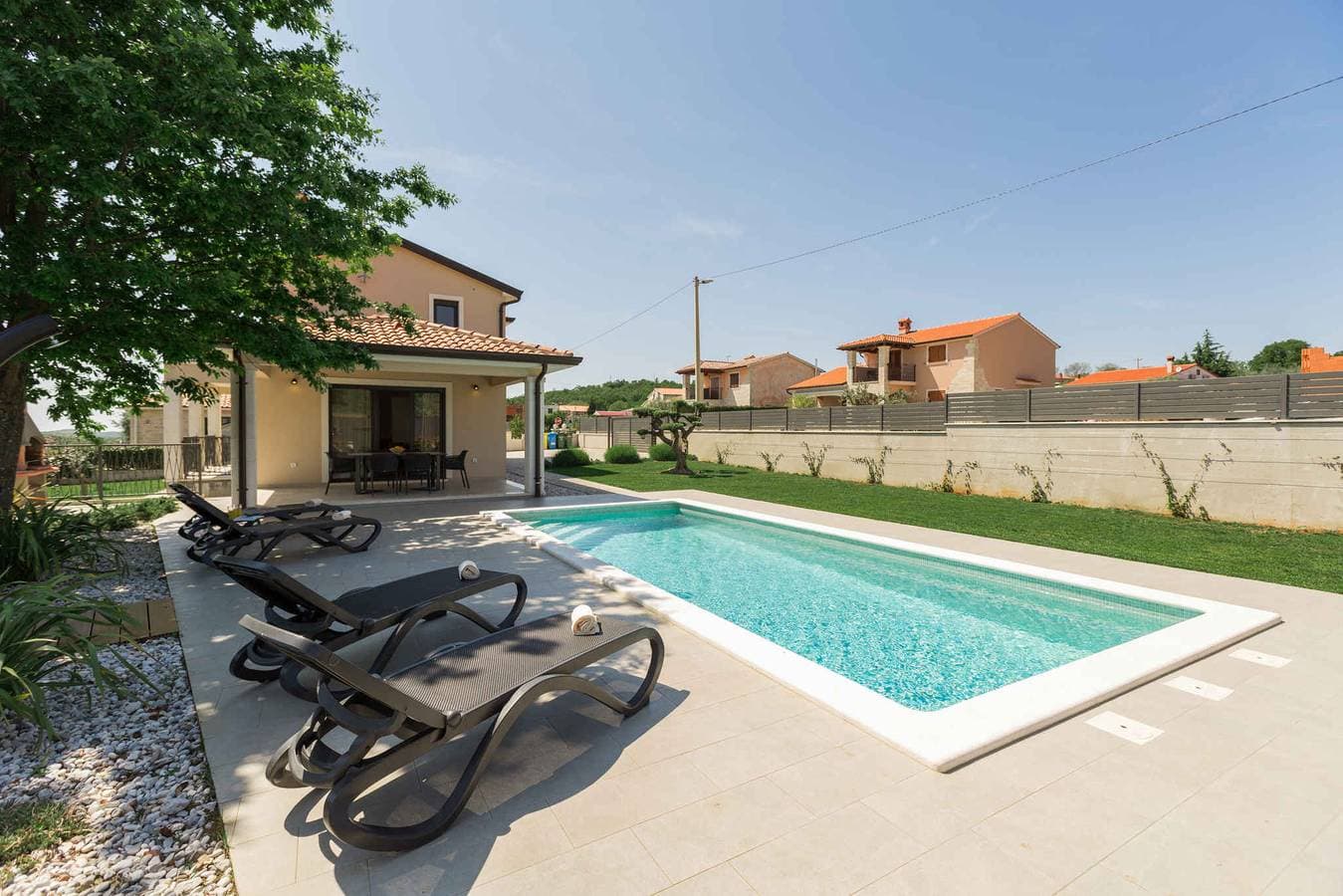 Foto 5 von 47: Ferienhaus mit Pool und schöner überdachter Terrasse