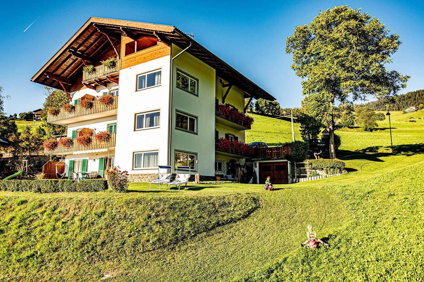 Foto 5 von 27: Apartment "Haus Lohengrin - Ferienwohnung 2" mit Bergblick, WLAN, Balkon und Garten