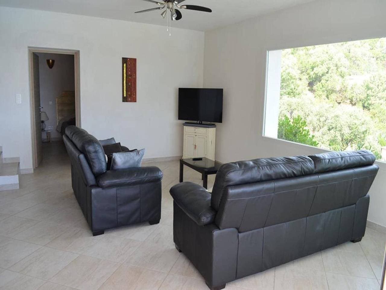 Foto 2 von 12: Moderne Familienvilla mit Pool