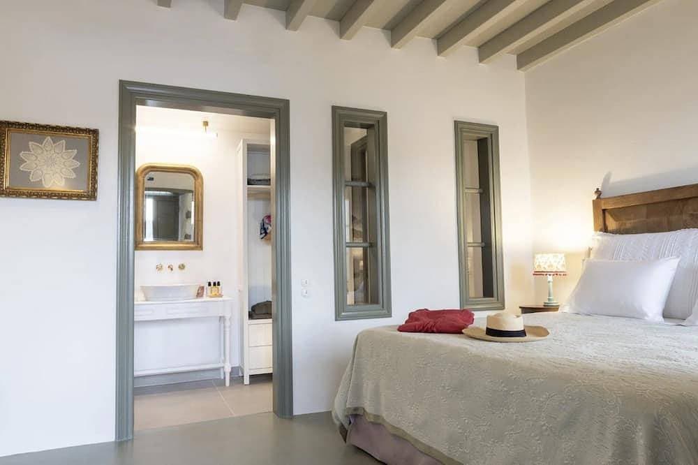 Foto 5 von 23: Endearing Patmos Suite | Phaedra’s Dream Suite | Sea View Room with Plunge Pool