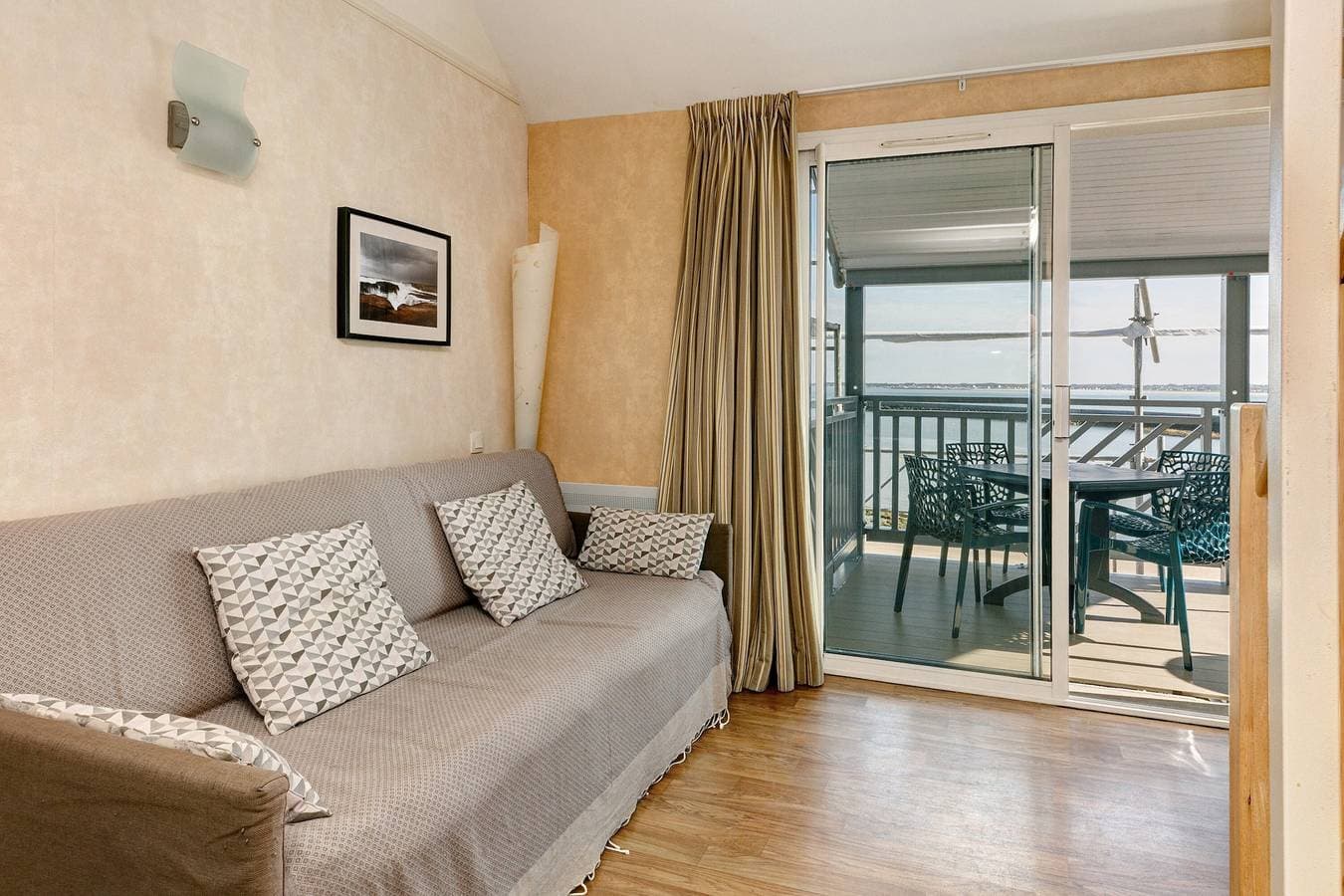 Foto 11 von 22: Apartment mit Meerblick, Gemeinschaftspool und privatem Balkon