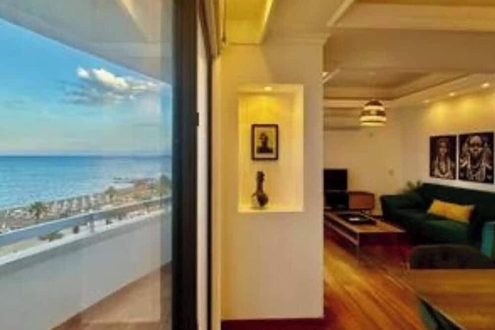Foto 5 von 11: 180° SeaView Apt. Right on Famous Finikoudes Beach Promenade
