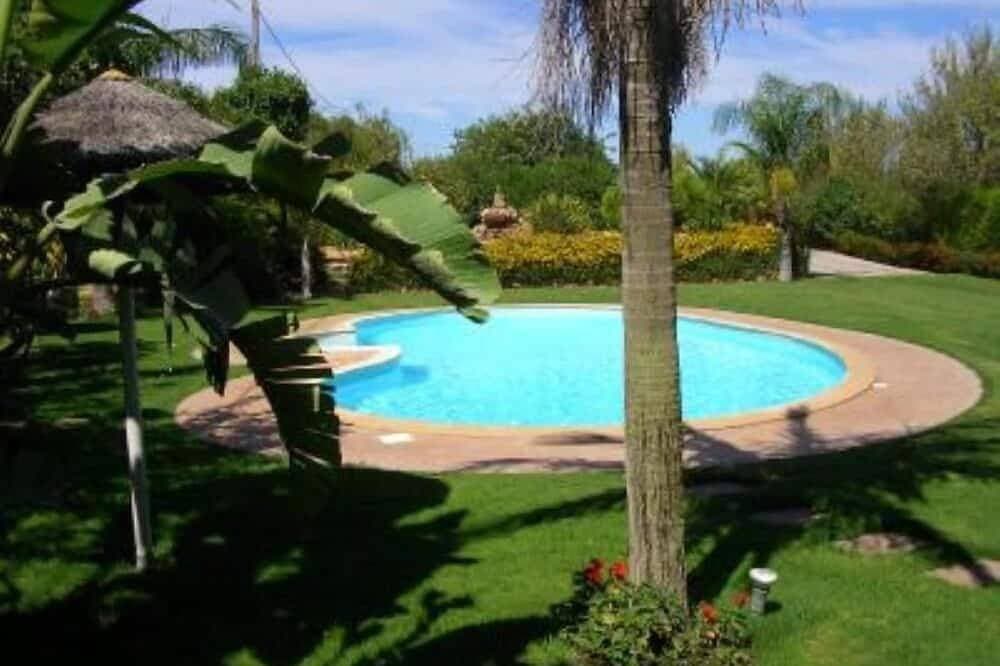 With pool, garden, barbecue and lake 1