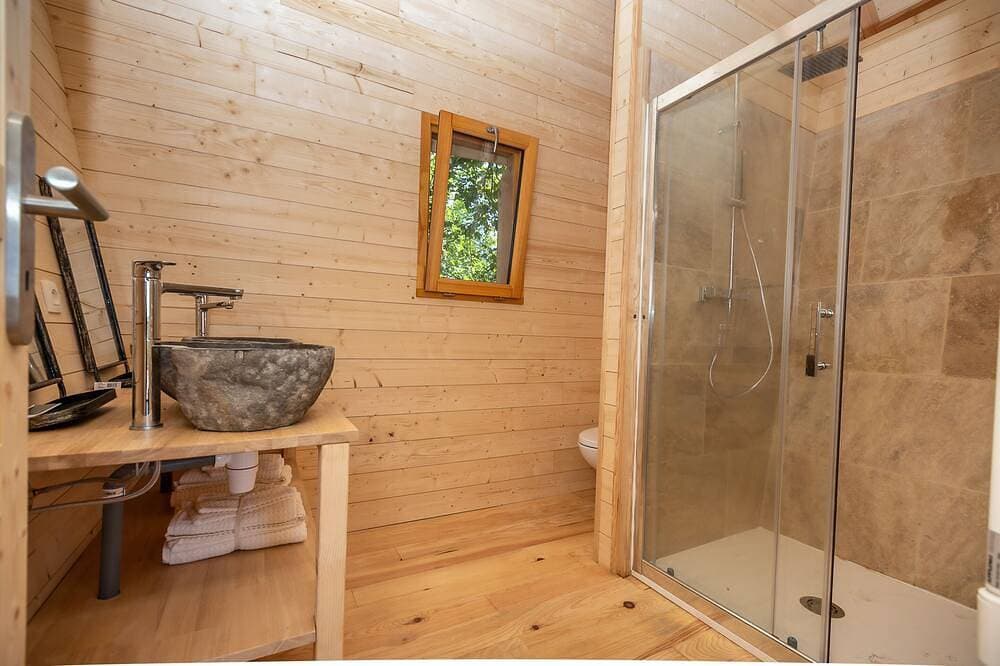Foto 6 von 30: Cabane d'Annie-Kabine-Komfort-Ensuite mit Bad-Bergblick