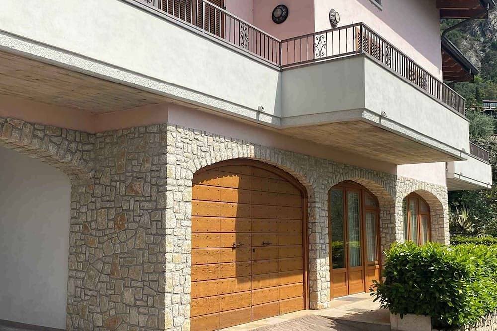 Foto 6 von 25: Ferienwohnung mit Balkon, Seeblick und Pool