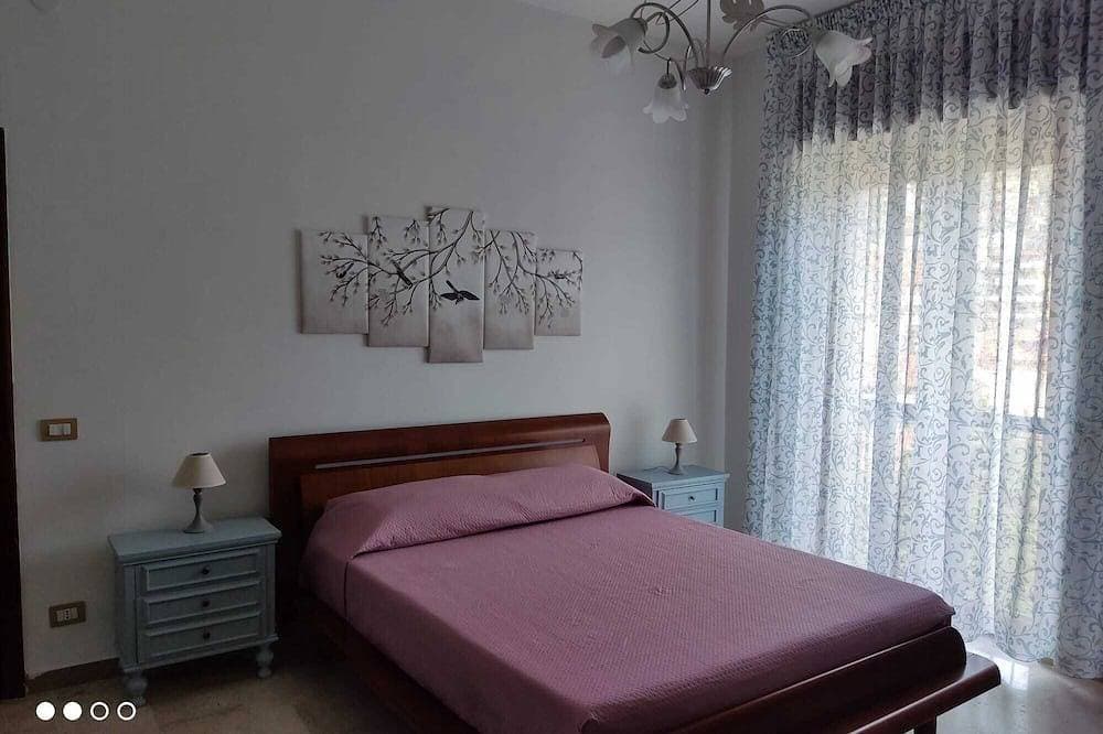 Queen Margaret residence, Apud Montes 1