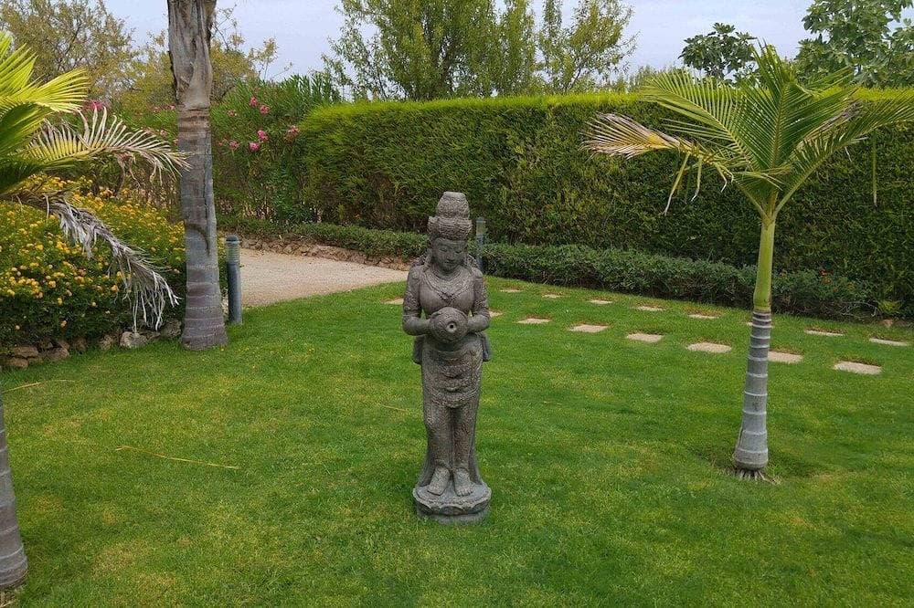 Foto 8 von 18: With pool, garden, barbecue and lake