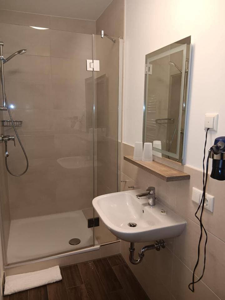 Foto 13 von 25: Double Room with Private Bathroom
