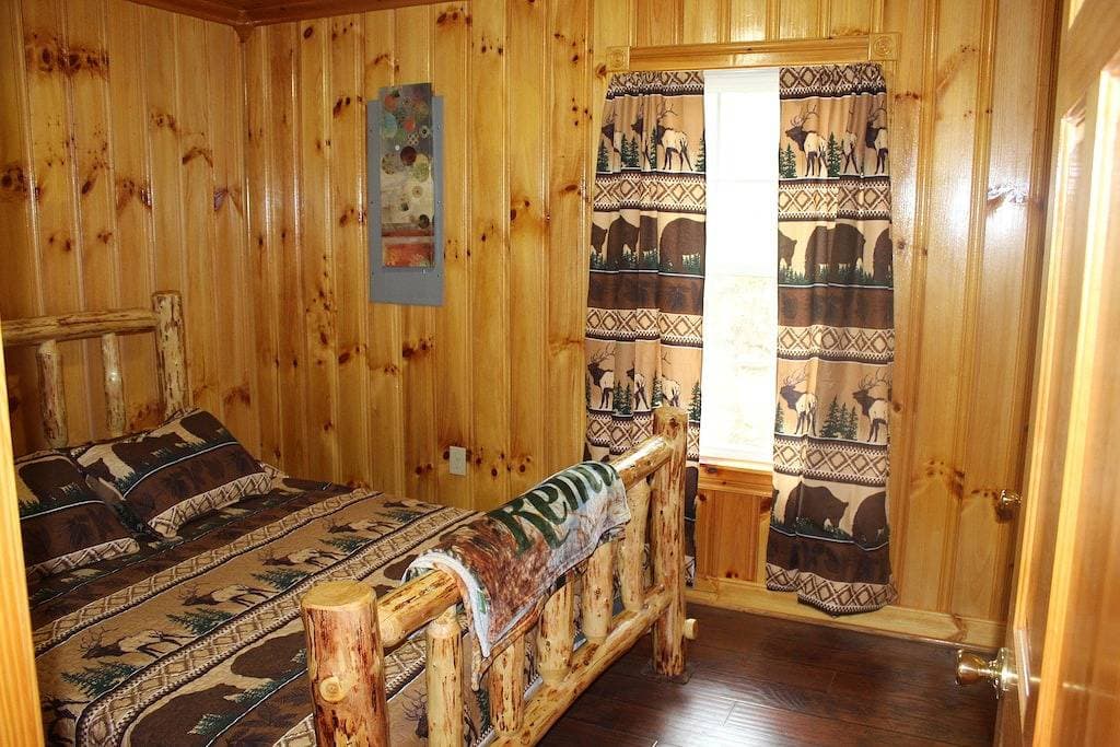 Foto 13 von 43: Malerisch eingerichtete Hütte mit einem Schlafzimmer und WIFI in der Nähe des Hungry Mother State Park