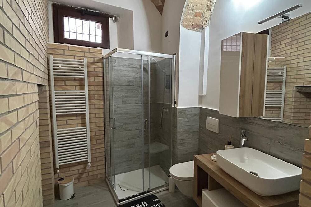 Foto 5 von 16: Double room with private bathroom and balcony