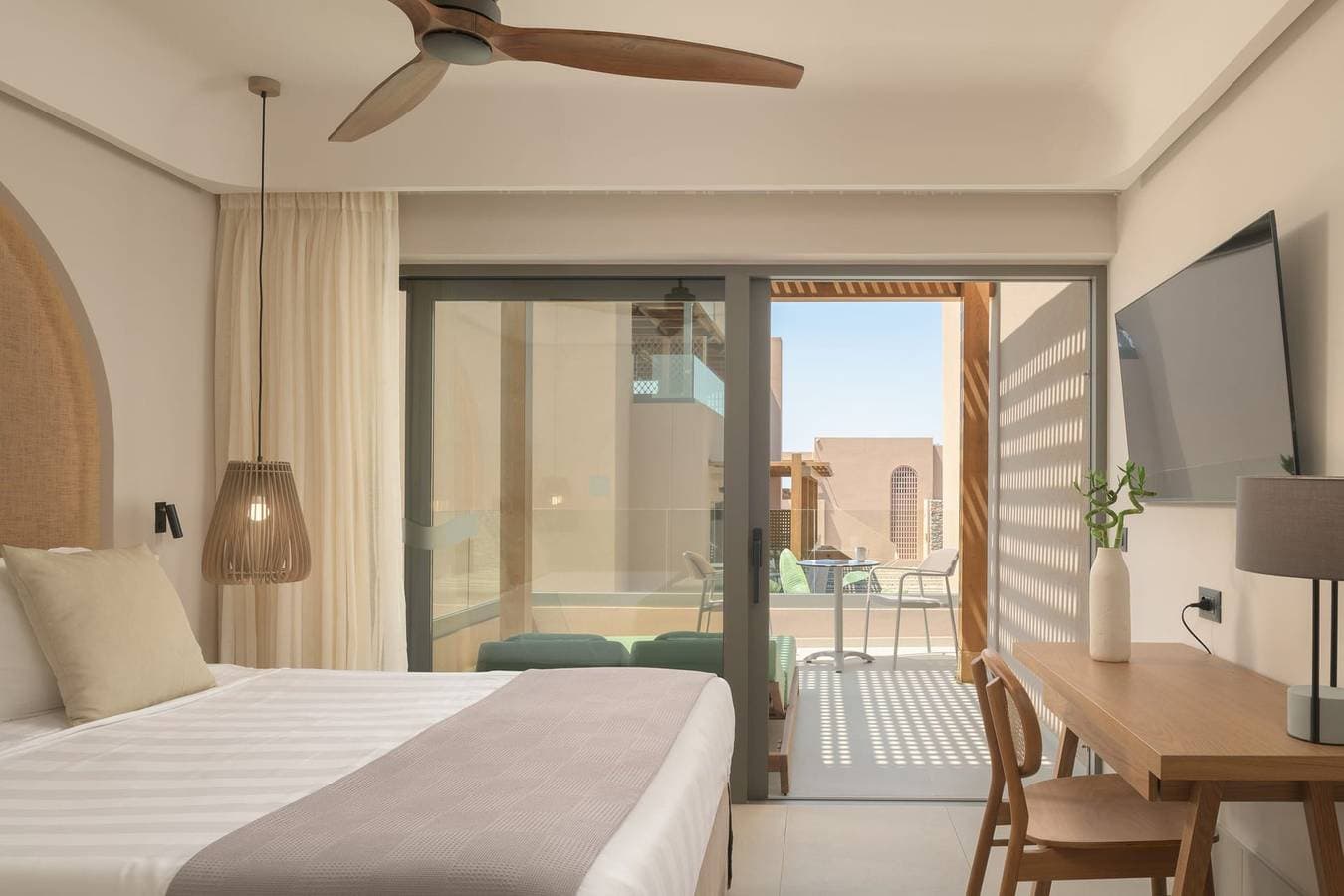 Foto 4 von 29: Dazzling Chersonisos Suite | Valtos Suite | Deluxe Bedroom | Adults Only
