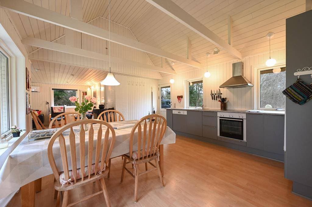 Foto 3 von 15: Gut geschützt liegendes Ferienhaus mit Reetdach und Sauna