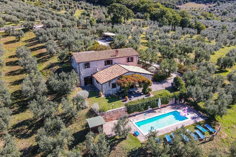 Detached villa with private and fenced pool 1,6km Montecchio, 20km from Orvieto. 1