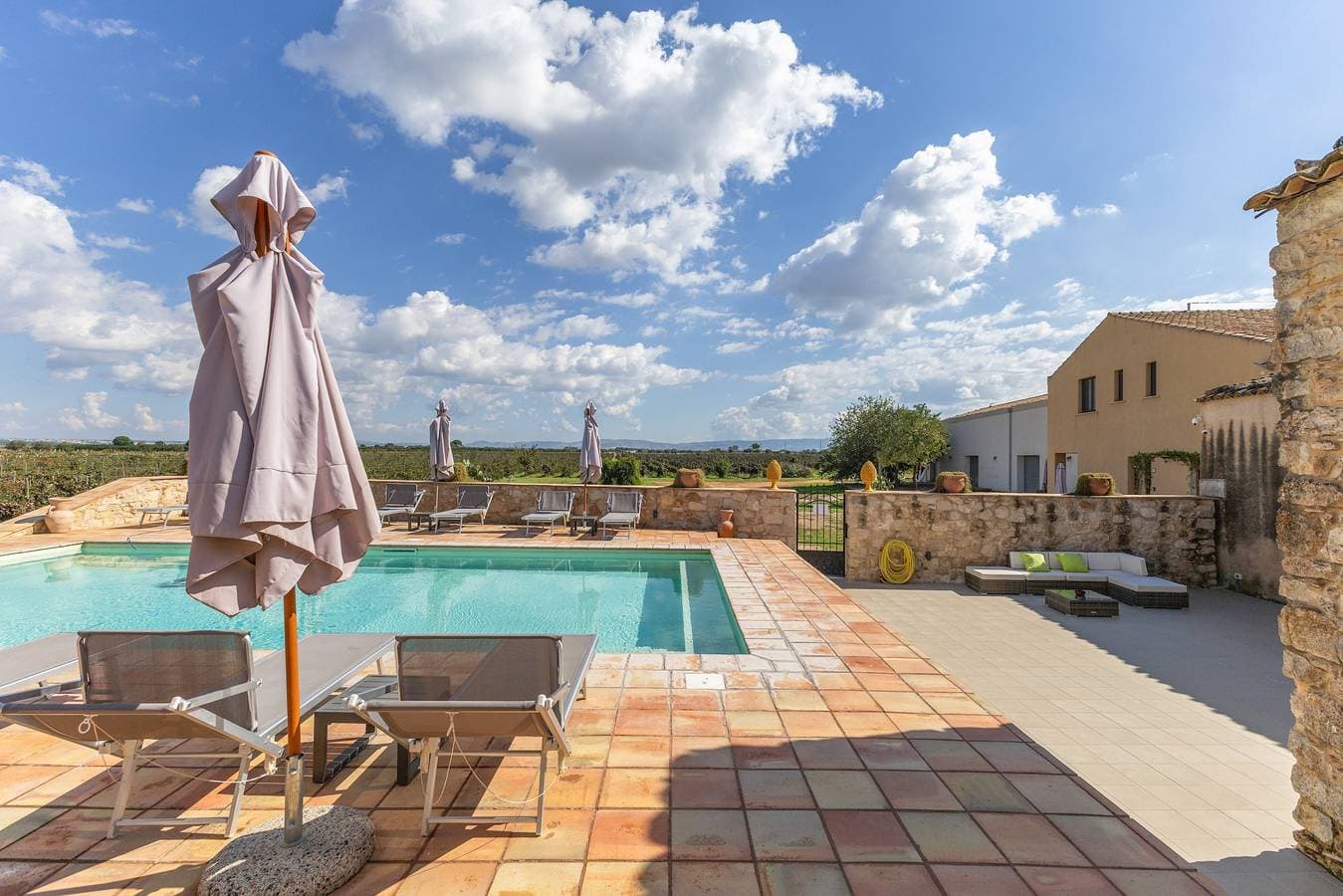 Foto 5 von 28: Zimmer 'Vigna Di Pettineo - N6' mit Gemeinschaftspool, privater Terrasse und Klimaanlage