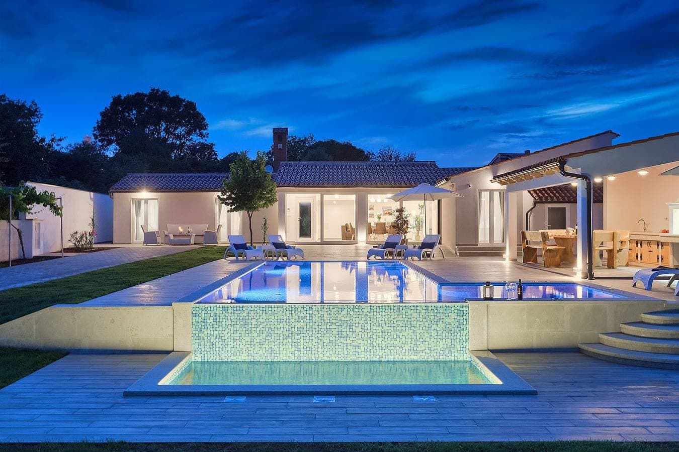 Eine wunderschöne Villa mit privatem Pool in der Nähe des Meeres. 1