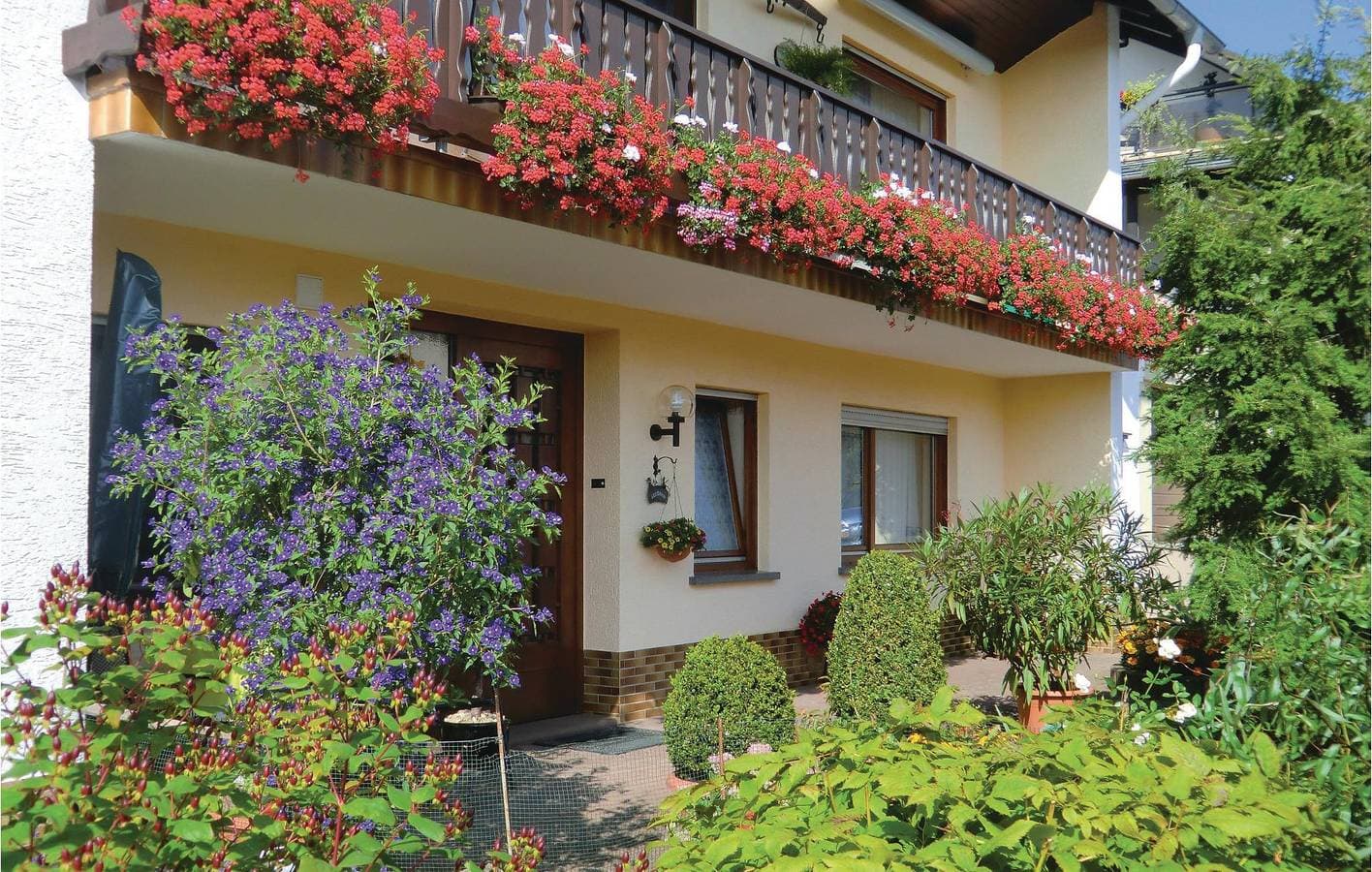 Gemütliche Ferienwohnung mit WiFi, Parkplatz, Terrasse in Schönecken 1