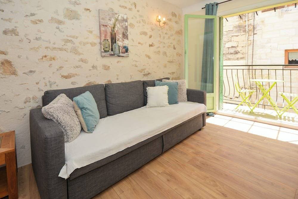 Charming Renovated Two-Person House in the Heart of Beaucaire 1