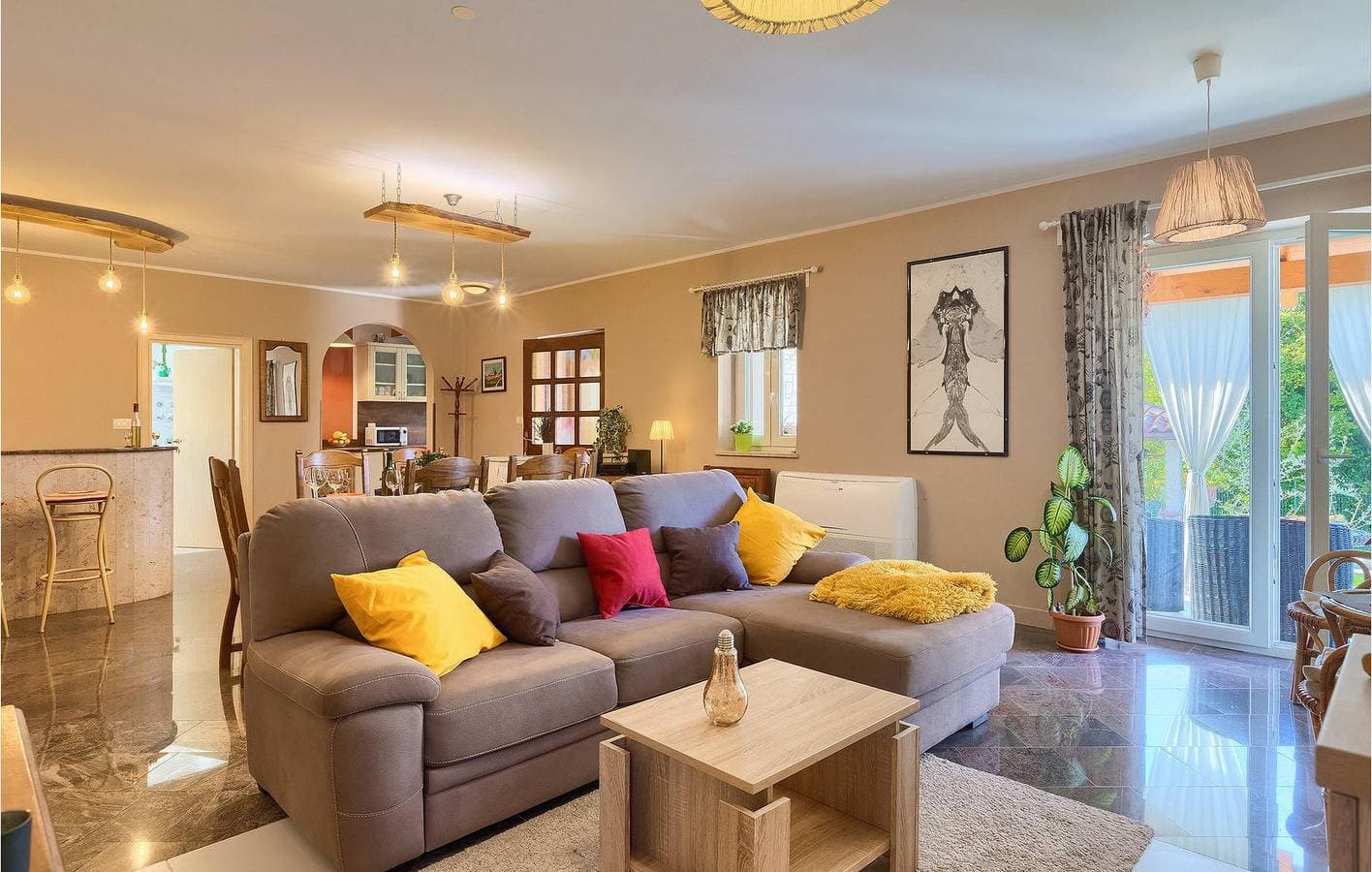 Foto 6 von 55: Charmante 140 m² große Wohnung mit Terrasse, WLAN, Klimaanlage und Parkplatz