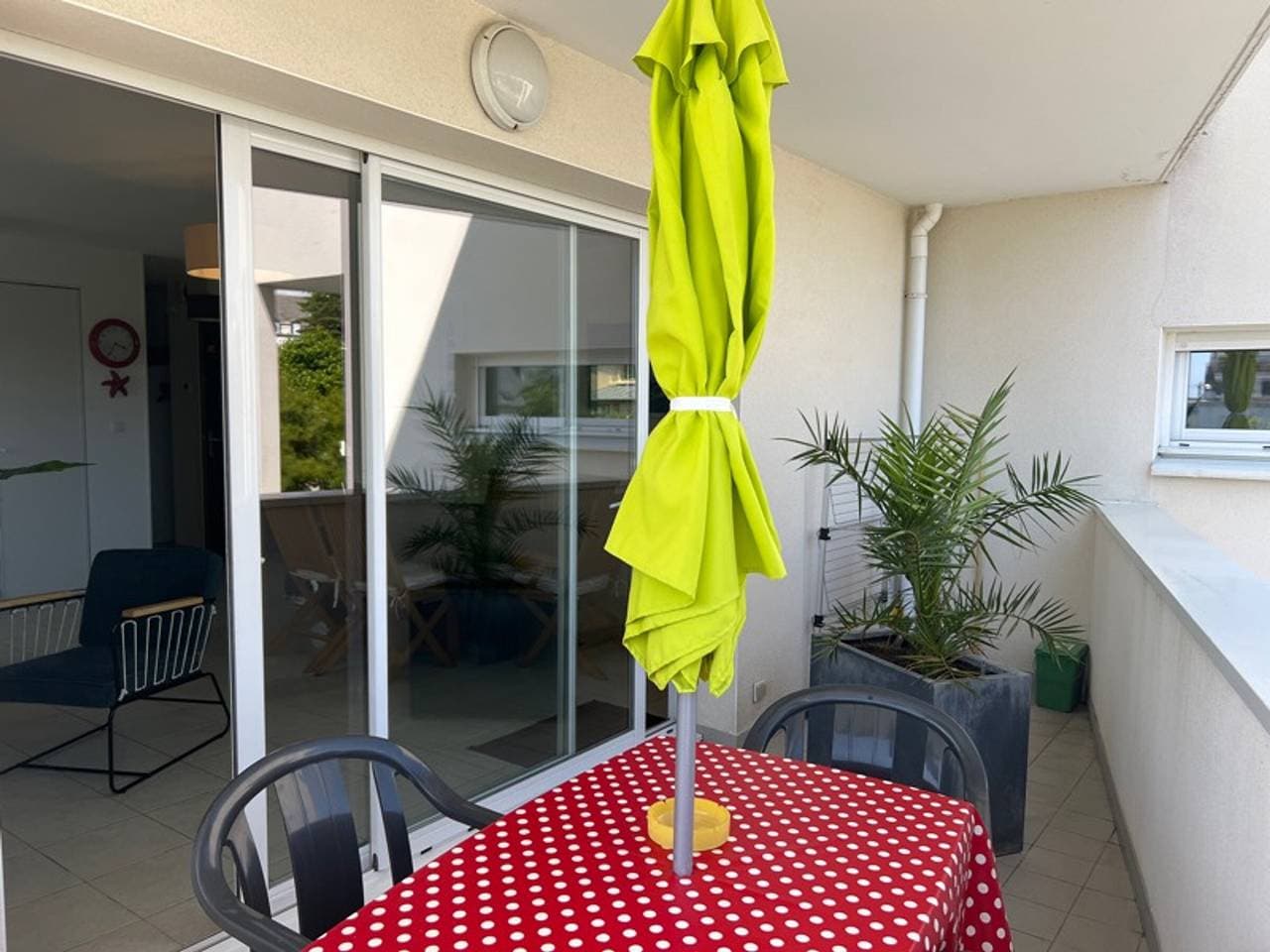 Foto 7 von 32: Moderne 3-Zimmer-Wohnung mit Balkon, Aufzug, nahe Stränden und Geschäften, Parkplatz inklusive