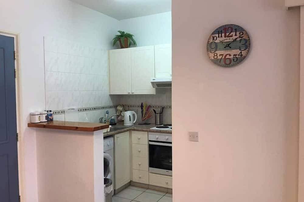 Foto 12 von 19: Limnaria: Modern 1 Bed, Pool Views, 5min To Beach