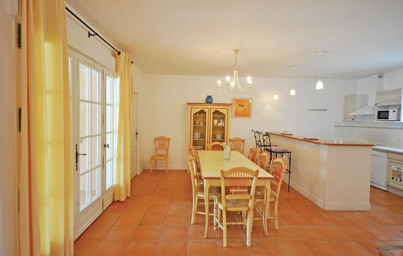 Foto 4 von 35: 135m² Modernes Apartment - Pool, Parkplatz, AC, WiFi