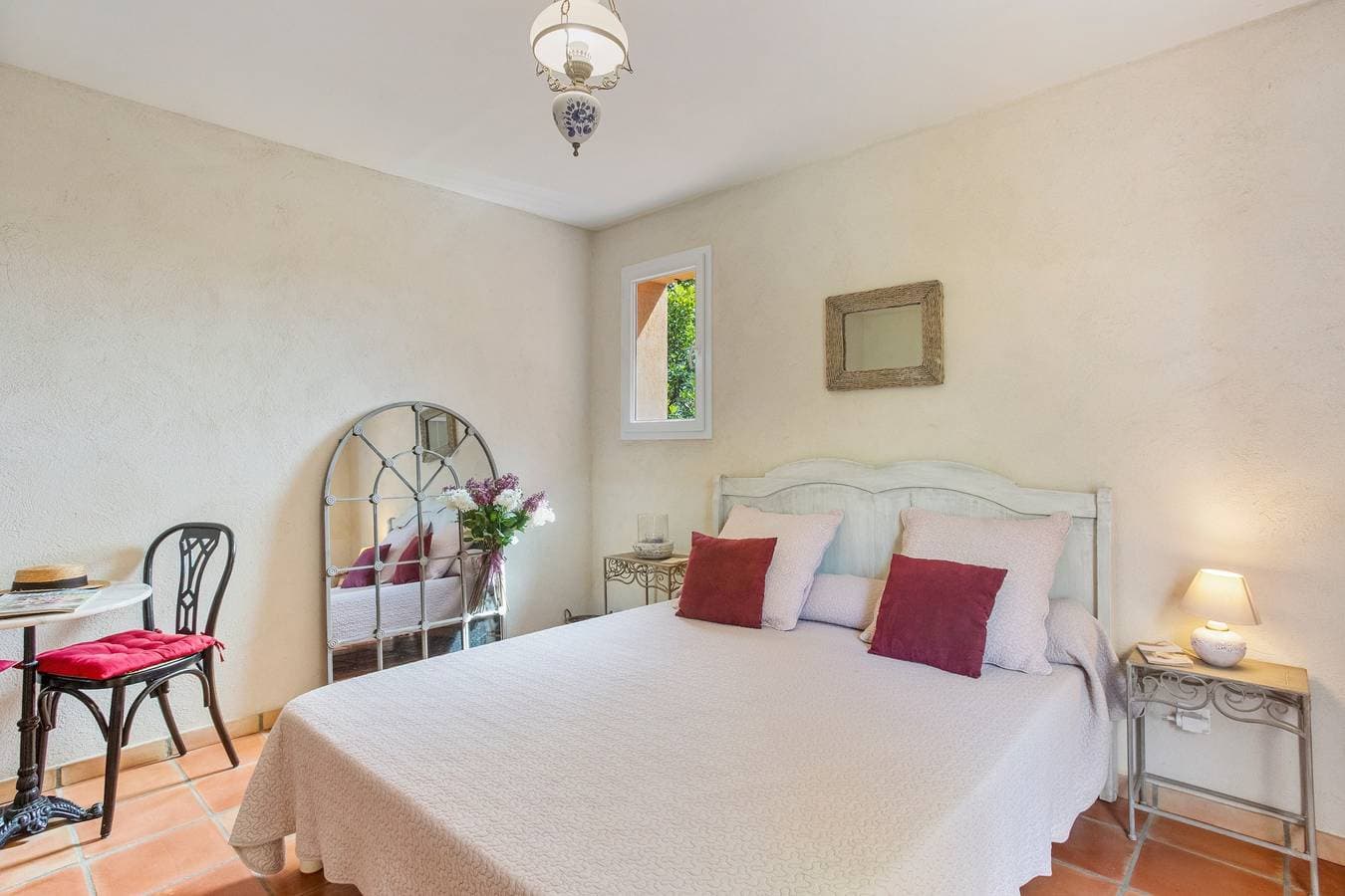 Foto 13 von 42: Gästezimmer „Les Lilas“ mit Pool, Garten, gemeinsamer Sommerküche und WLAN