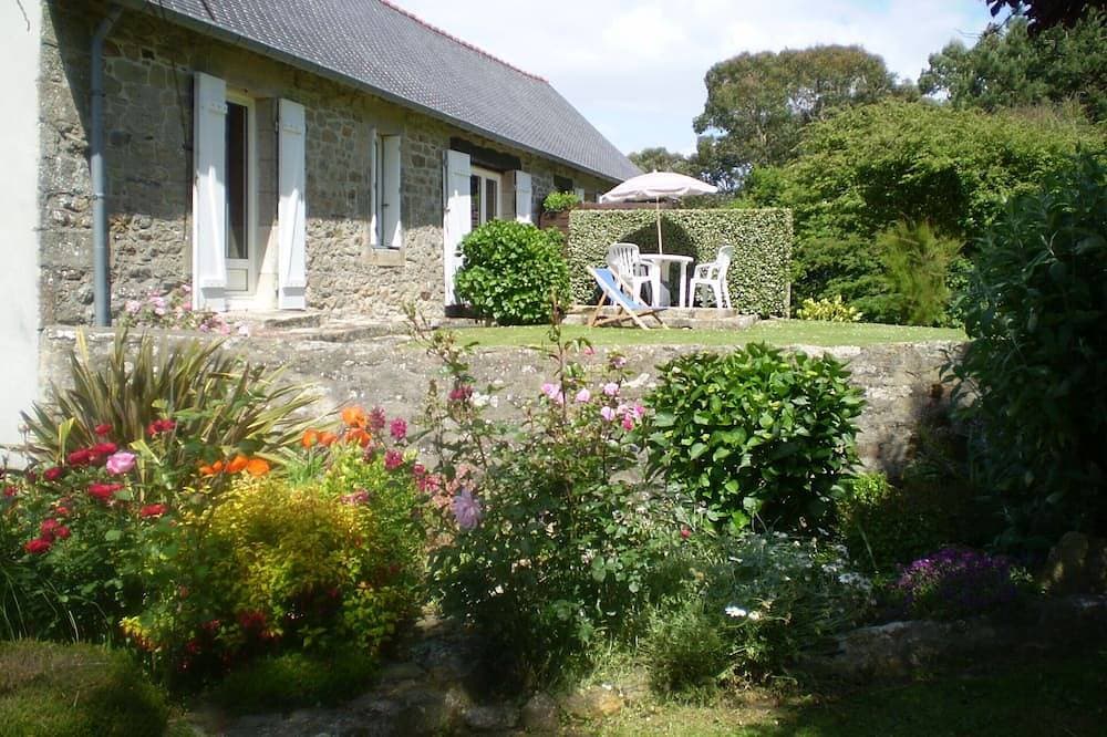 Self-contained apartment in former farmhouse converted into gîtes 1