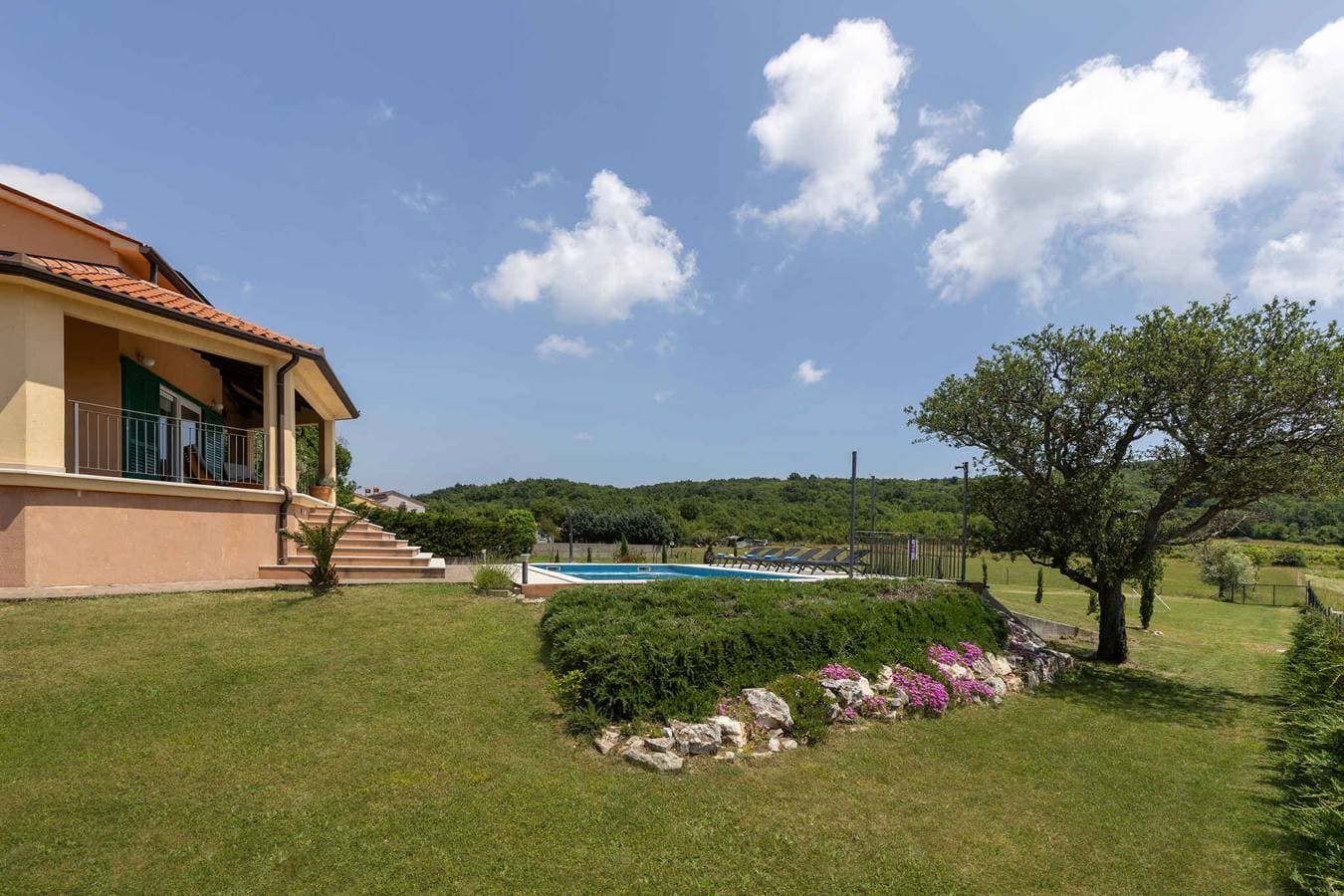 Foto 2 von 44: Villa mit Schwimmbad in einer ruhigen Gegend