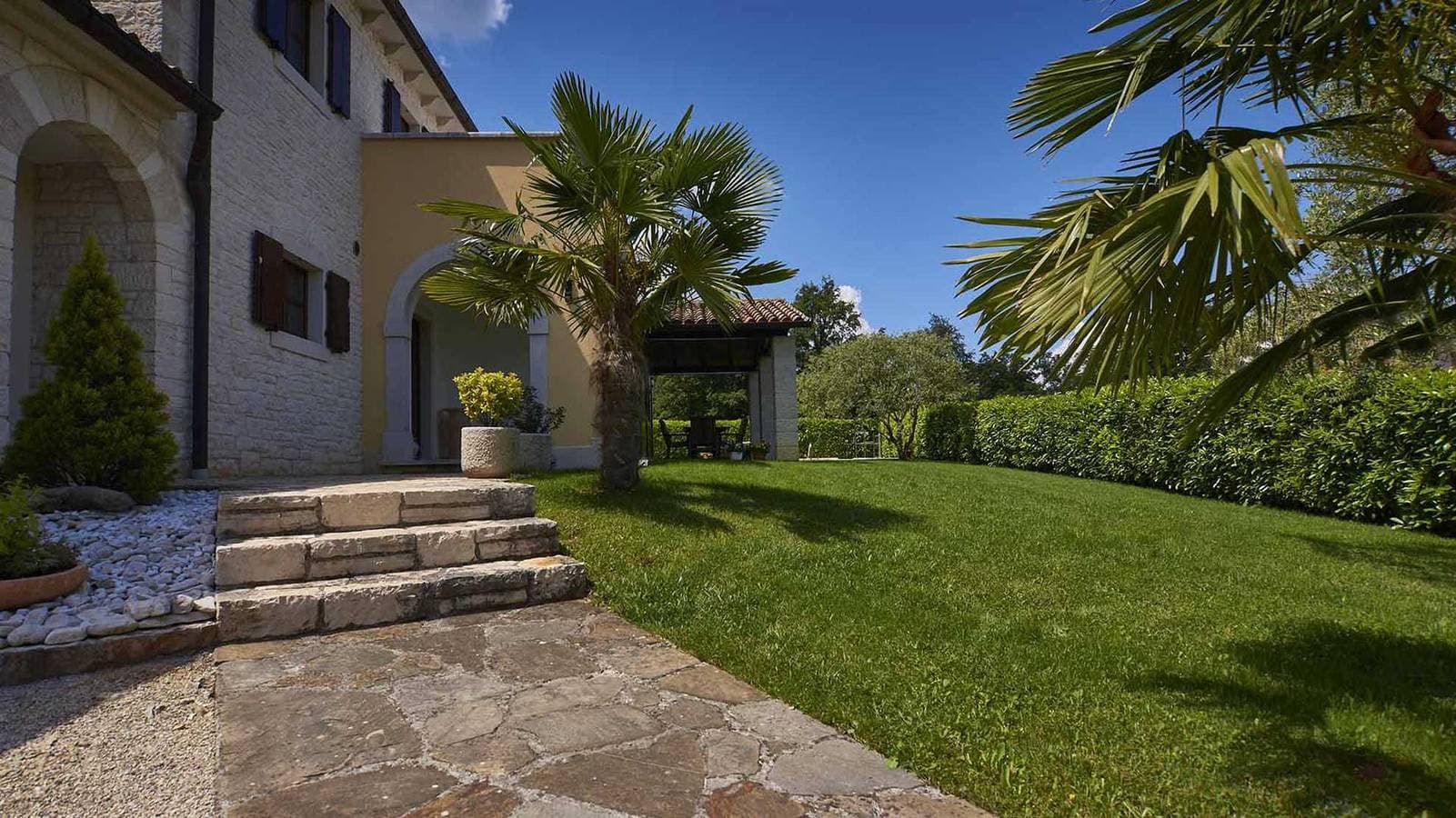 Foto 4 von 28: Villa für 8 Personen mit Balkon/Terrasse